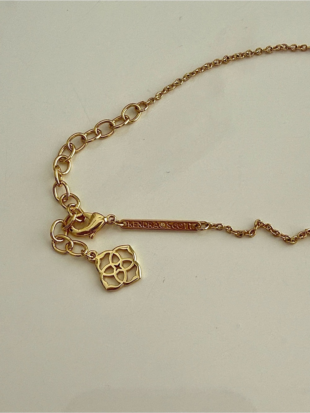 Kendra Scott Elisa Gold Pendant Necklace in London Blue Glass - Picture 3 of 3